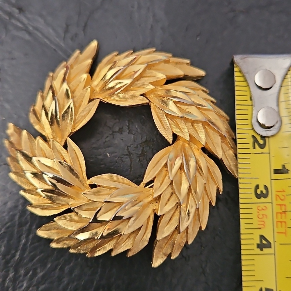 Vintage Crown Trifari Textured Leaves Gold Tone Brooch Pin - Picture 9 of 10